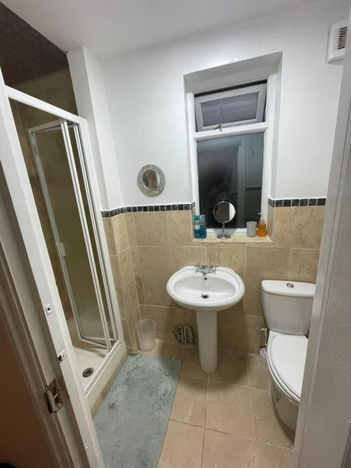 3 Double Bedroomed Flat, Acton. London, Uk Luaran gambar