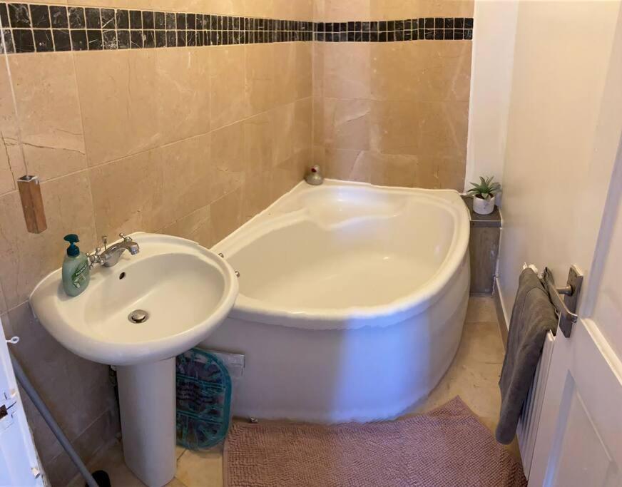 3 Double Bedroomed Flat, Acton. London, Uk Luaran gambar