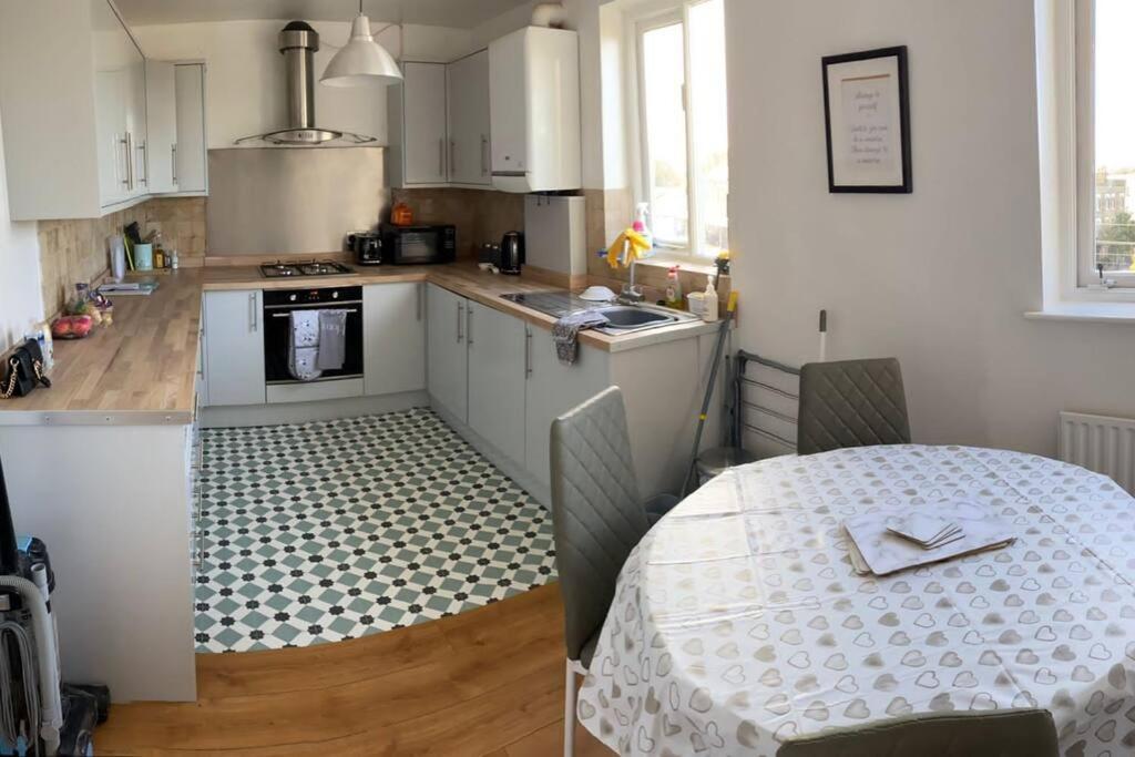 3 Double Bedroomed Flat, Acton. London, Uk Luaran gambar